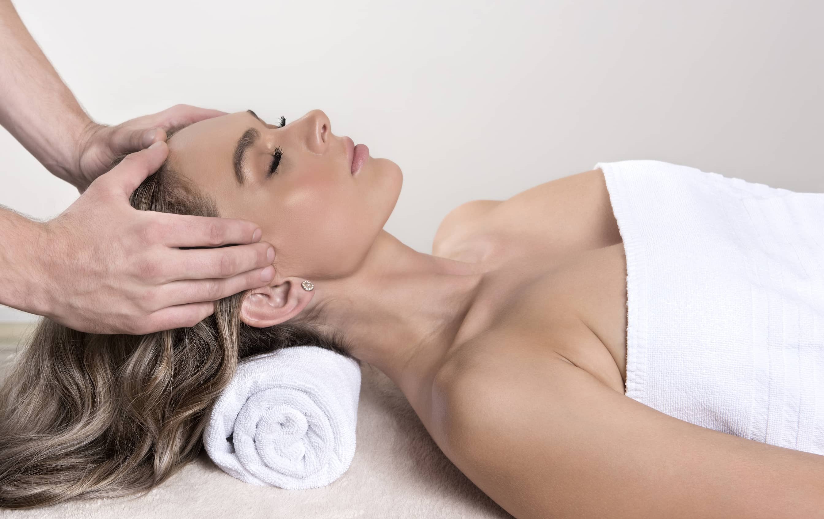 Žena, která si užívá spa proceduru