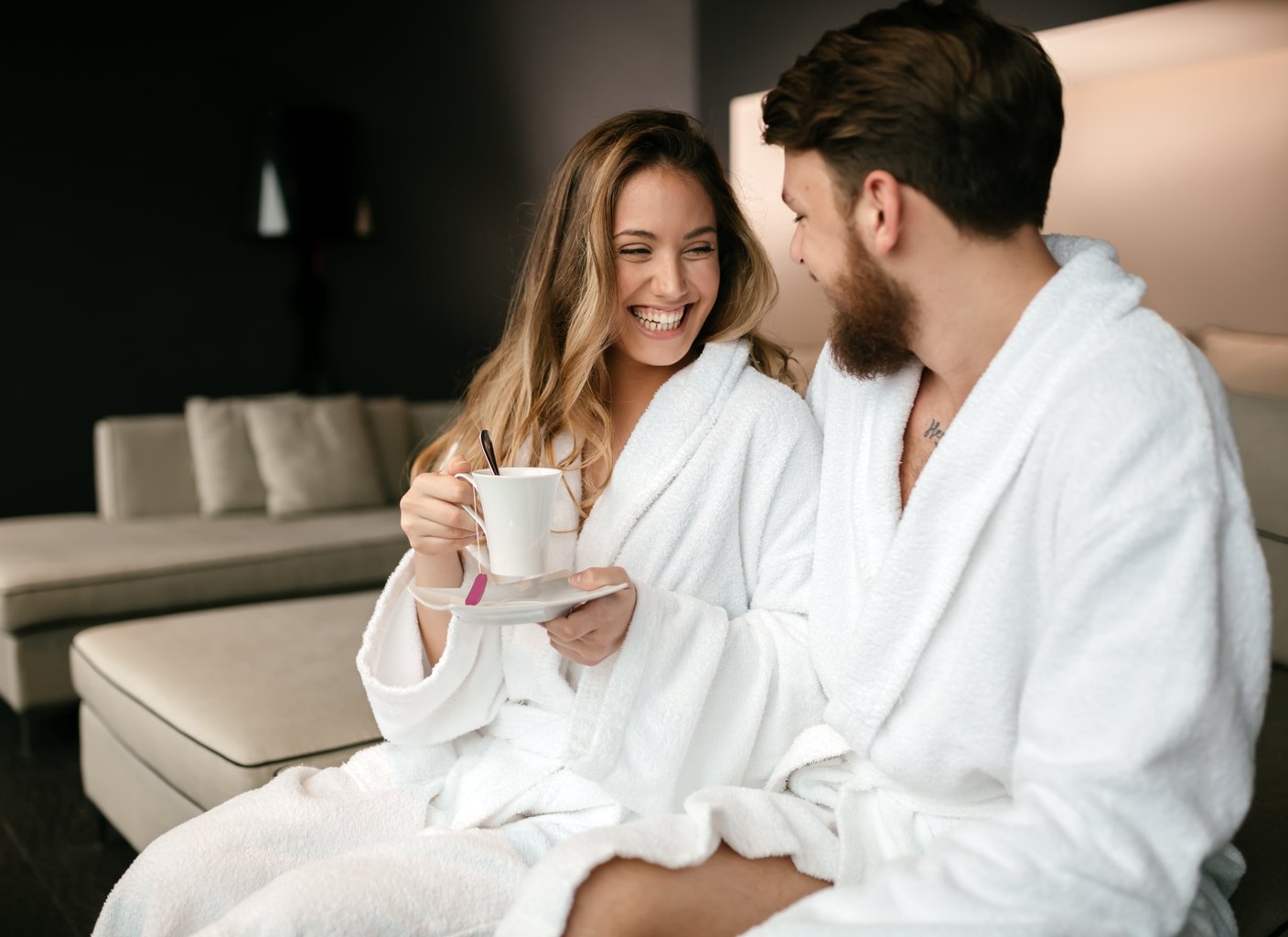 Ženy vystupující z oranžového auta